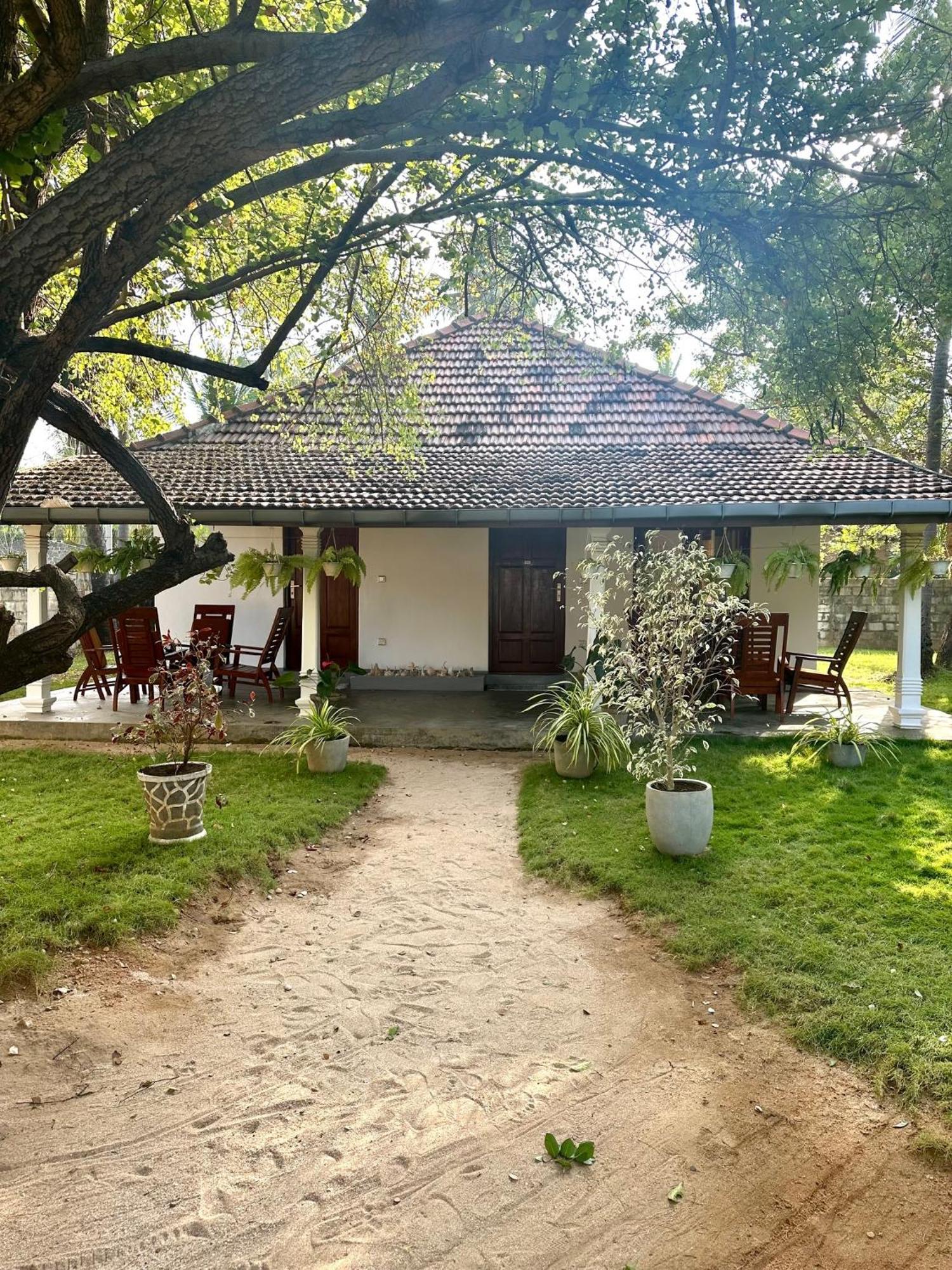 108 Palms Beach Resort Trincomalee Eksteriør billede